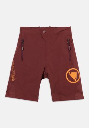 Σορτς ποδηλάτου βουνού σε μπορντό με φερμουάρ στις μπροστινές τσέπες, ζωνάκι με κουμπί snap, κίτρινο λογότυπο στο δεξί πόδι και κείμενο "ENDURA MT500" στο αριστερό πόδι.