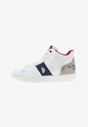 Sneaker alta in pelle bianca con striscia di accentuazione blu navy, fodera del colletto rossa, tallone beige e dettagli con logo. Suola in gomma testurizzata.