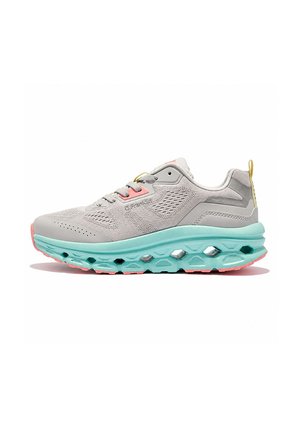 Zapatilla deportiva gris claro con parte superior de malla, media suela gruesa turquesa con recortes hexagonales, suela exterior rosa y tirador amarillo en el talón.