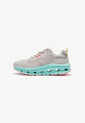 Zapatilla deportiva gris claro con parte superior de malla, media suela gruesa turquesa con recortes hexagonales, suela exterior rosa y tirador amarillo en el talón.