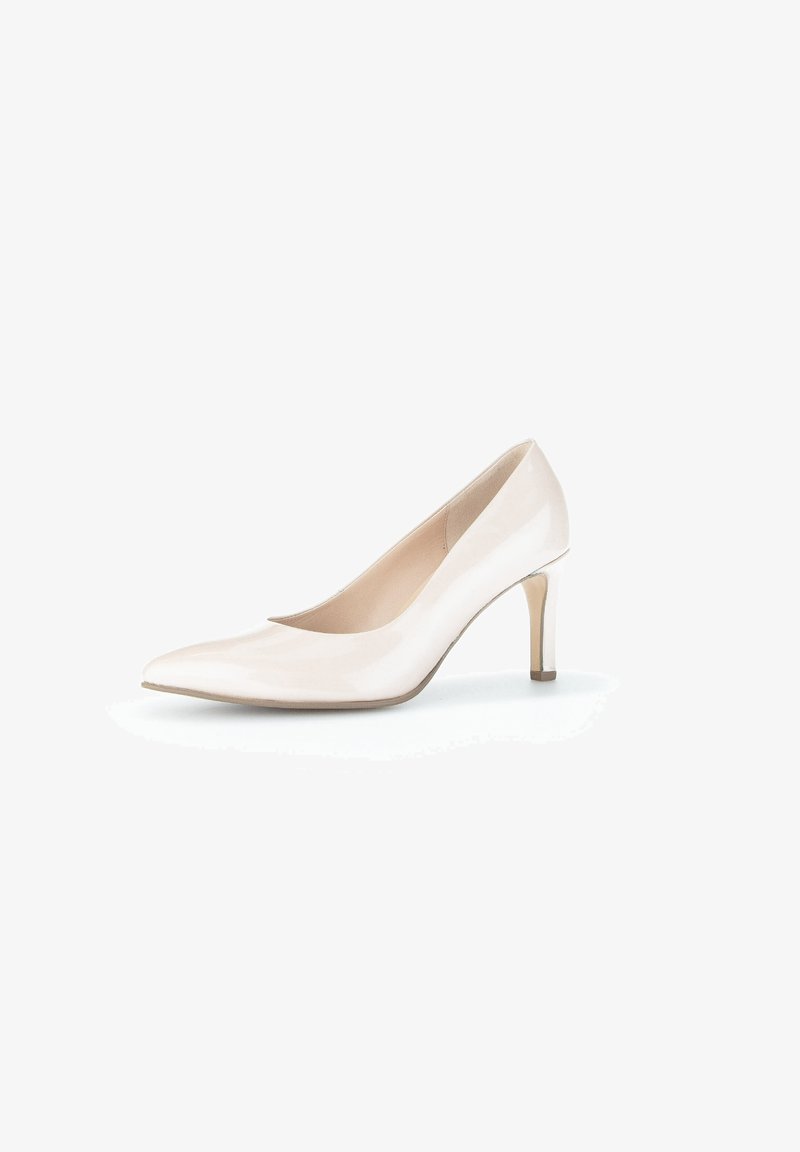 Escarpin beige à bout pointu, talon haut et fin de hauteur moyenne, finition lisse, dos fermé, présenté sur fond blanc.