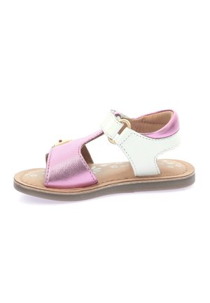 Sandalias de chicas con correas de cuero metálico rosa y blanco, hebilla ajustable y una suela marrón flexible. Diseño abierto en la parte delantera, cómodo.