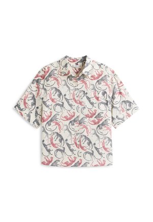 Πουκάμισο με κοντά μανίκια και κουμπιά, φτιαγμένο από ελαφρύ ύφασμα με σχέδιο από κόκκινες, μαύρες και γκρι αφηρημένες εικόνες σε κρεμ φόντο.