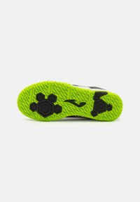 Čierna a neonovo zelená atletická podrážka so vzorom herringbone, ktorá obsahuje čierne hexagonálne prvky gripu a detaily brandingu.