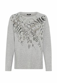 Grijze langslavende trui met een relaxte pasvorm. Bevat tekst en geometrische patronen in zwart en metallic accenten. Zachte, textuurstof.