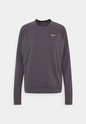 Donkergrijs Nike Dri-FIT hardloopshirt met lange mouwen, ronde hals en kleine roze Nike-swoosh op de linkerborst.