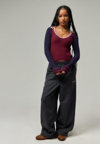 iets frans... Pulover - burgundy