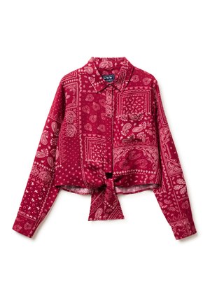 Rood overhemd met lange mouwen, knoopsluiting, witte paisley-bandana prints en een voorstrikdetail, plat gelegd op een witte achtergrond.