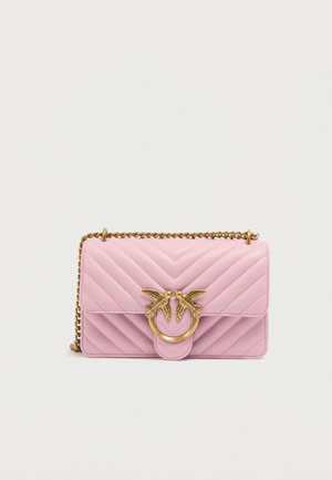 Rosa gesteppte Lederhandtasche mit Chevron-Muster. Verfügt über einen goldfarbenen Metallverschluss mit Vogelakzenten und einen Kettenriemen. Kompakte rechteckige Form.