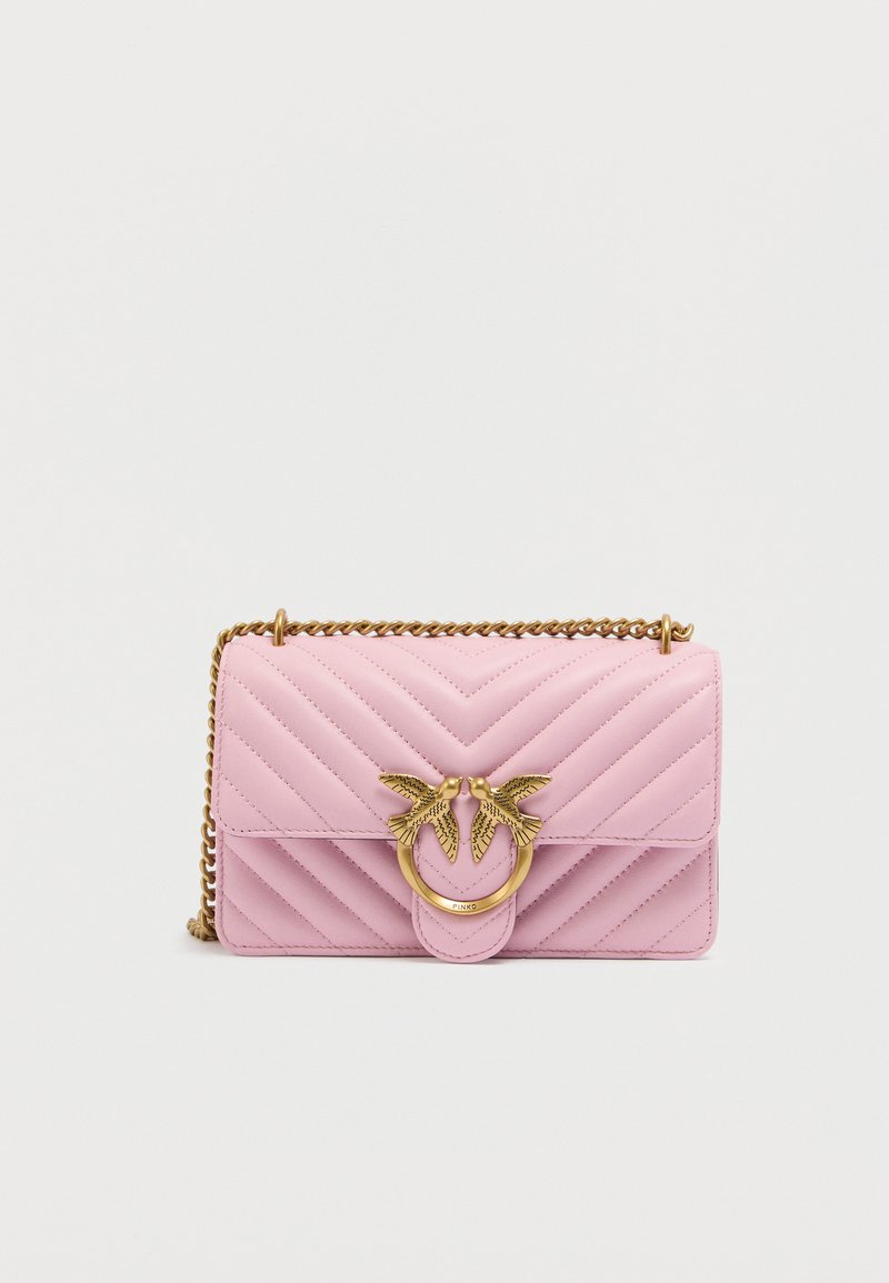 Ροζ τσάντα χειρός από δερματίνη με ανάγλυφο σχέδιο ζιγκ ζαγκ. Διαθέτει χρυσή μεταλλική αγκράφα με διακοσμητικά πουλιών και αλυσίδα ως λουρί. Συμπαγής ορθογώνιο σχήμα.