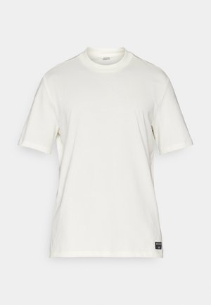 Weißes Baumwoll-T-Shirt mit kurzen Ärmeln, Rundhalsausschnitt, minimalistischem Design und kleinem Logostick auf der linken unteren Seite.