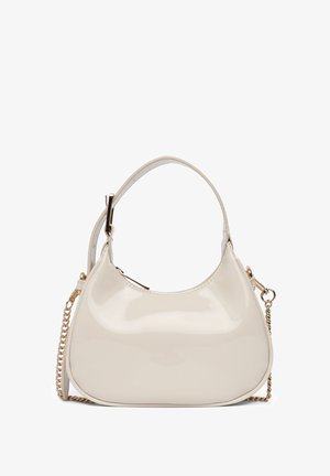 Handtasche aus cremefarbenem Lackleder mit geschwungenem Design, kurzem Henkel und goldener Kettendekoration. Verfügt über einen Reißverschlussverschluss.