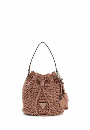 Sac seau tressé marron avec fermeture à cordon, poignée unique, pampilles décoratives en cuir et patch logo triangulaire Guess.