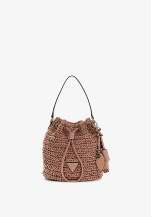 Sac seau tressé marron avec fermeture à cordon, poignée unique, pampilles décoratives en cuir et patch logo triangulaire Guess.