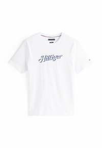 Hvid bomulds T-shirt med rund hals og korte ærmer, med blå broderet "Hilfiger" tekst hen over brystet.
