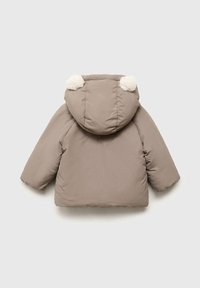 Chaqueta de plumas beige para niños con capucha que presenta dos adornos de pompones blancos sobre un fondo claro liso.
