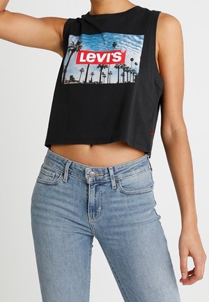 Zwarte cropped tanktop met een grafische print van palmbomen en een Levi's logo. Gecombineerd met lichtblauwe denim jeans.
