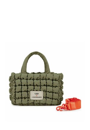 Olivgrüne gesteppt Handtasche mit zwei Griffen und einem abnehmbaren, leuchtend orangefarbenen Schultergurt, ausgestattet mit einem frontal angebrachten Logo-Patch.