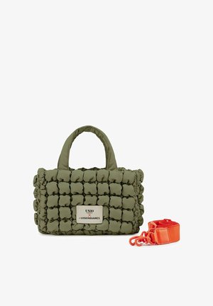 Olivgrüne gesteppt Handtasche mit zwei Griffen und einem abnehmbaren, leuchtend orangefarbenen Schultergurt, ausgestattet mit einem frontal angebrachten Logo-Patch.
