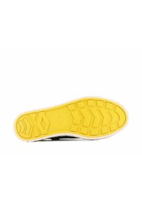 Svart sneakersula med en strukturerad gul gummibas, utrustad med ett fiskbensmönster, vit mellansula och ett runt varumärkesdetalj.