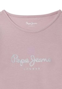 Šviesiai rožinė trumpomisRankovėmis marškinėliai, pagaminti iš minkštos medžiagos, su blizgiu sidabriniu "Pepe Jeans" logotipu ir "London" tekstu po logotipu.