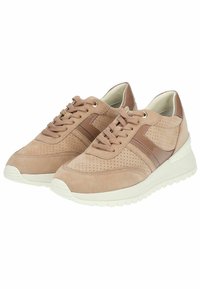 Scarpe sportive in suede beige con dettagli perforati, accenti in pelle marrone e suola in gomma bianca. Design con lacci e punta rotonda.