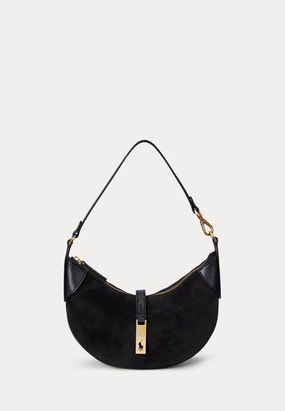 Juoda pusmėnulio formos peties rankinė su auksiniu užtrauktuku ir logotipu, turi ploną odinę rankeną su auksiniais užsegimais.