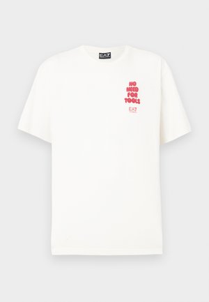 Biele bavlnené tričko s červeným nápisom "NO NEED FOR TOOLS" a logom EA7, krátke rukávy, okrúhly výstrih, voľný strih.
