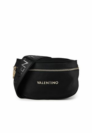 Marsupio nero Valentino con cerniera dorata e logo audace sul davanti, con una ampia tracolla nera con scritta Valentino.