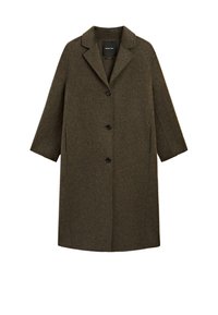 Cappotto di lana verde oliva con colletto a revers, chiusura con bottoni, tasche laterali e maniche lunghe. Presenta un sottile motivo texture.