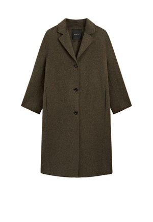 Cappotto di lana verde oliva con colletto a revers, chiusura con bottoni, tasche laterali e maniche lunghe. Presenta un sottile motivo texture.
