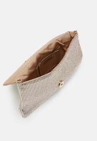 Pochette en tissu tissé beige avec une fermeture à bouton doré. L'intérieur présente une doublure lisse marron et des compartiments pour l'organisation.