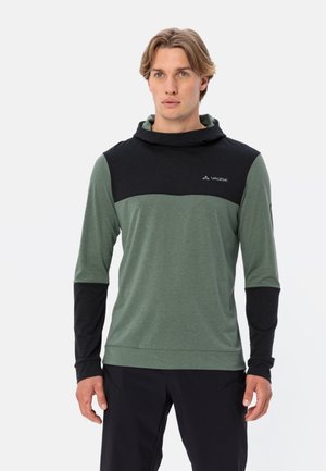 Maglietta a maniche lunghe con cappuccio, caratterizzata da un corpo verde scuro, spalle e maniche nere. Realizzata in tessuto leggero e testurizzato con dettaglio del logo.
