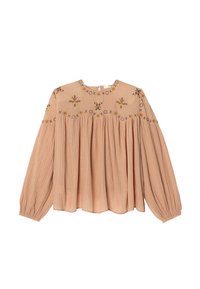 Blouse de couleur pêche avec des manches longues, tissu froncé, encolure ronde et motifs floraux brodés le long du buste et des manches.