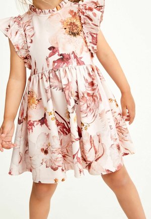 Robe florale avec manches courtes à volants, présentant une base rose clair avec des motifs floraux rose foncé et or, une jupe évasée et un tissu doux.