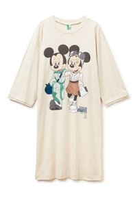 Šaty z lehkého béžového bavlněného materiálu s krátkým rukávem, na kterých je grafika dvou kreslených postaviček a tištěný text "BARVY PO PŘED NÁRYŠEM".