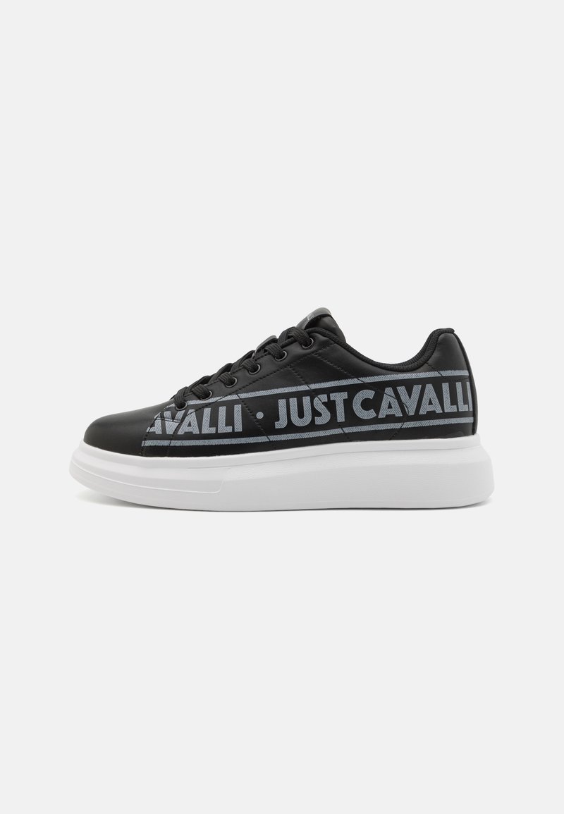 Sorte syntetiske sneakers med en glatt tekstur, hvit gummisåle og trykket "JUST CAVALLI" merkevare på siden i grått.