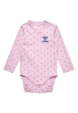 Langærmet lyserød babybodystocking lavet af bomuld, med et gentaget lille marineblåt mønster og et marineblåt logo på brystet. Trykknaplukning ved skulderen og bunden.