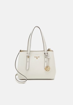 Weiße Michael Kors Handtasche aus Leder mit doppelten oberen Griffen, verstellbarem Umhängeband und goldenem Logo-Anhänger auf der Vorderseite.