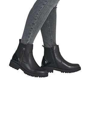 Bottines noires en cuir avec un design épuré, panneau texturé sur le côté et semelle en caoutchouc. Équipées d'une fermeture Éclair sur le côté pour un enfilage facile.