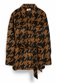 Giacca in tessuto morbido con motivo houndstooth marrone e nero, dotata di collo, tasche frontali e cintura annodata in vita.