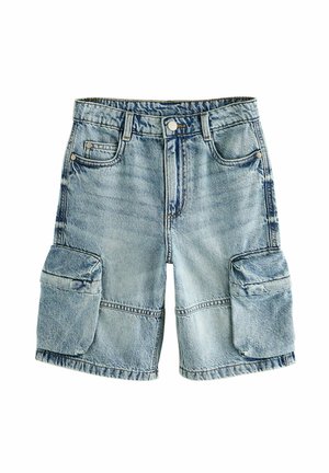 Lyseblå denim cargo-shorts med klaplommer på hvert lår, lukkes foran med knapper, bæltestropper og almindelige forlommer.