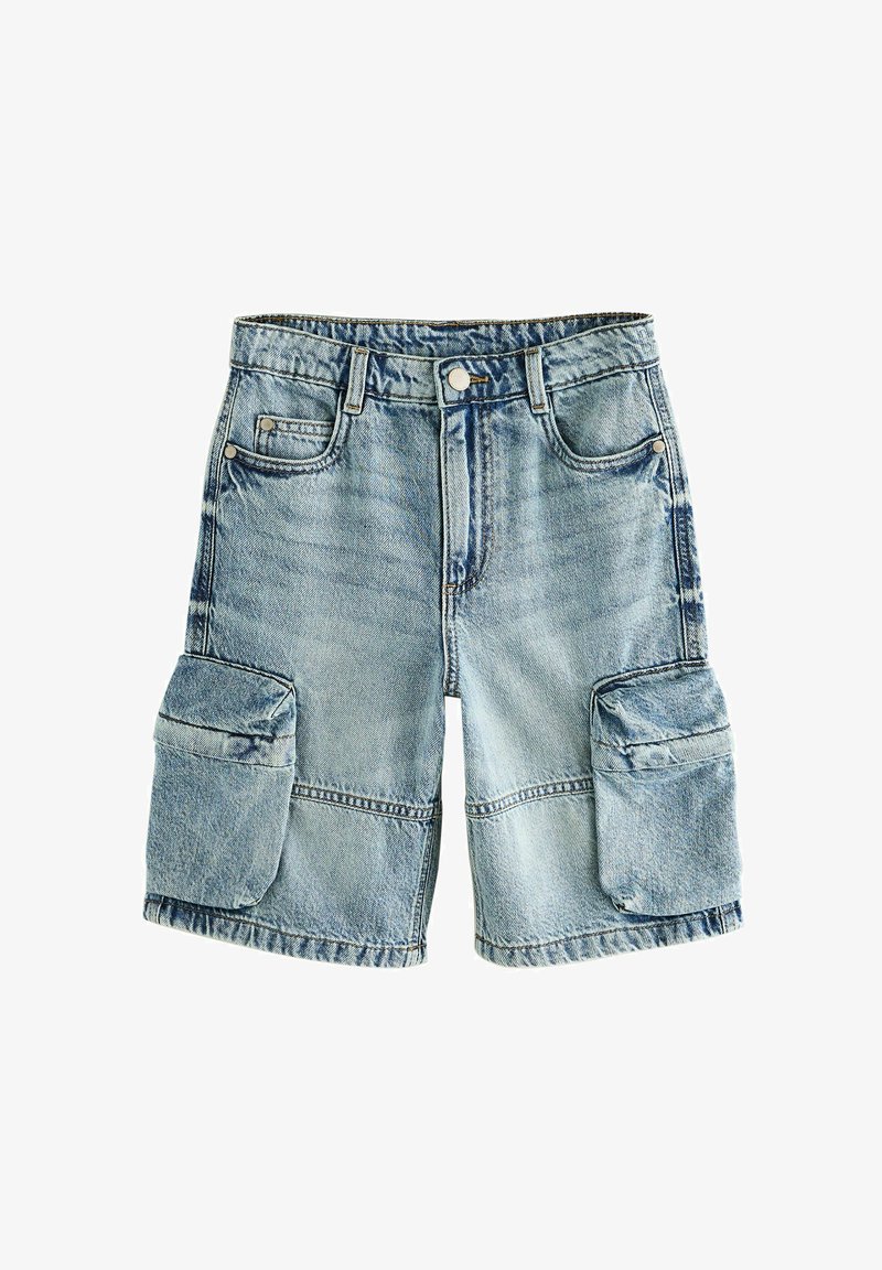 Lyseblå denim cargo-shorts med klaplommer på hvert lår, lukkes foran med knapper, bæltestropper og almindelige forlommer.