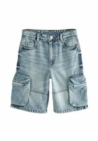 Shorts cargo en denim bleu clair avec un lavage délavé, présentant deux grandes poches latérales, des passants de ceinture et une fermeture à bouton à la taille.