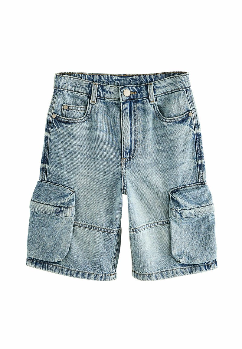 Shorts cargo en denim bleu clair avec un lavage délavé, présentant deux grandes poches latérales, des passants de ceinture et une fermeture à bouton à la taille.