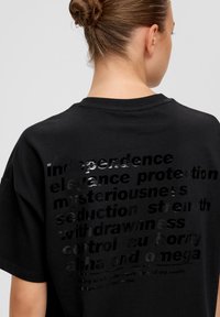 QS MIT RÜCKENPRINT - T-shirt print - schwarz