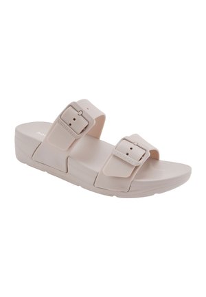 Beige open-toe slip-on sandaal met twee verstelbare gespsluitingen en een licht verhoogde zool.