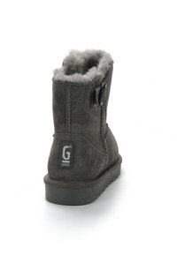 Grau Wildleder Stiefelette mit weichem Futter aus Fell, dezenter Knopfakzent und strukturiertem Gummisohle. Verfügt über ein Logo-Patch an der Seite.