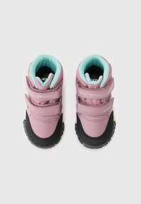 Zapatillas de senderismo para niños en rosa claro y negro, con dos correas de gancho y bucle y un cuello amortiguado en verde menta para mayor comodidad.