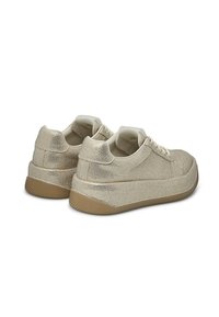 Sneaker metallici d'oro con tomaia in rete testurizzata, lacci piatti, collo imbottito e suola robusta in gomma.